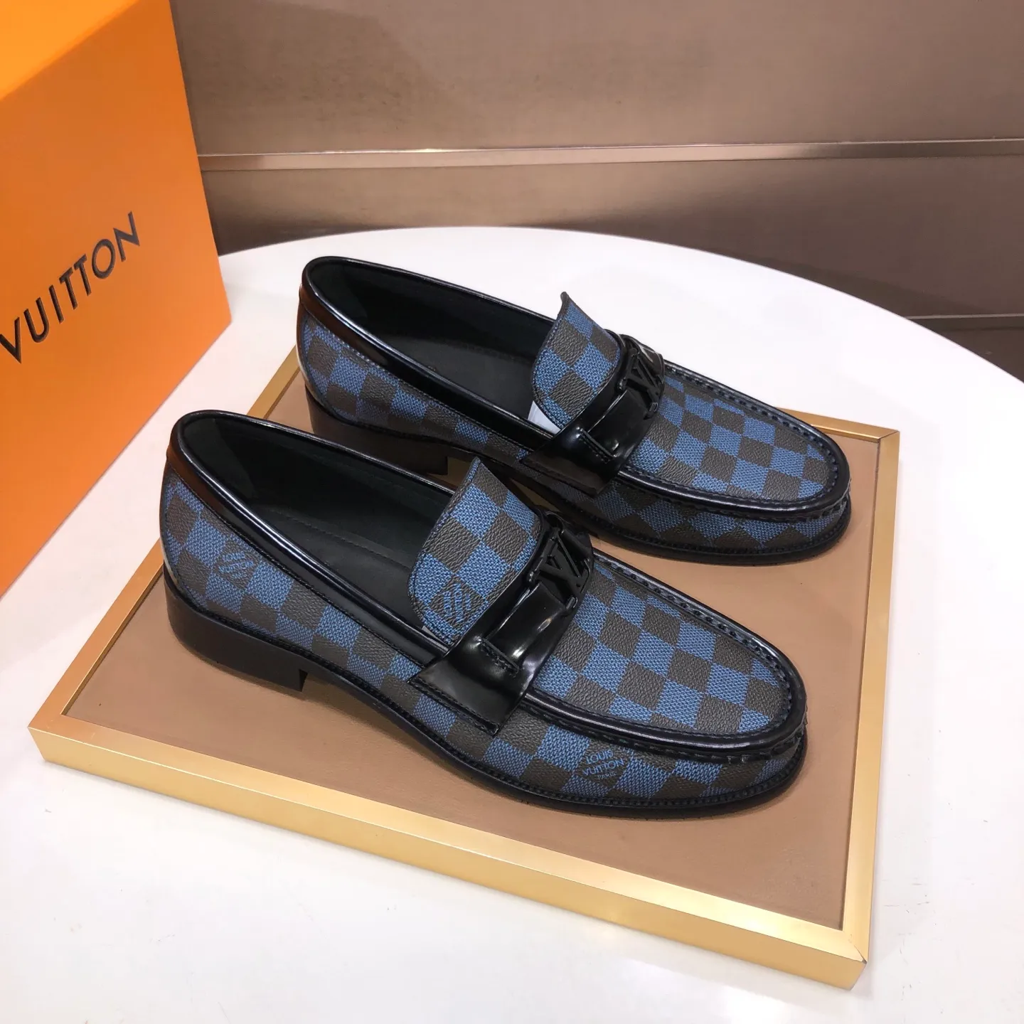 Men's men's shoes💰540💰[LV] (original single cowhide lining)🍀LV's latest genuine leather business suit shoes are available on the official website at the same time. The first-layer cowhide imported from Italy is made of heavy gold, and the official website has a 1:1 rubber outsole. Versatile to wear, high-end without losing class, and the color combination is extraordinary. This four-season style is alluring when worn on your feet, showing off your big-name flair. Standard code 38-45 (45 customized)
